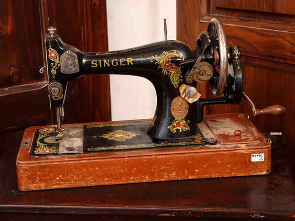 Due complementi di arredo d'epoca  - Asta La casa classica. Stile intramontabile - Associazione Nazionale - Case d'Asta italiane