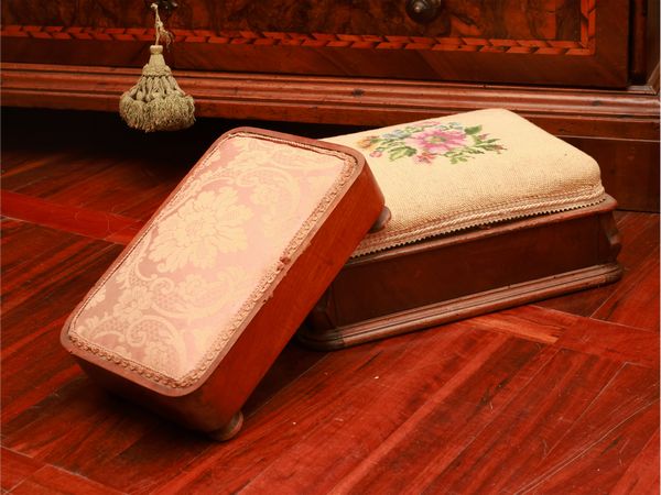 Due poggiapiedi in noce  - Asta La casa classica. Stile intramontabile - Associazione Nazionale - Case d'Asta italiane