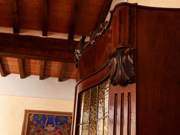 Vetrinetta ad alzata in noce  - Asta La casa classica. Stile intramontabile - Associazione Nazionale - Case d'Asta italiane