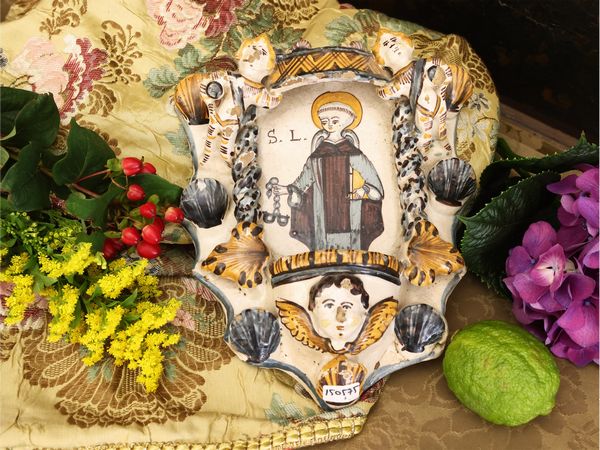 Acquasantiera in maiolica  - Asta La casa classica. Stile intramontabile - Associazione Nazionale - Case d'Asta italiane