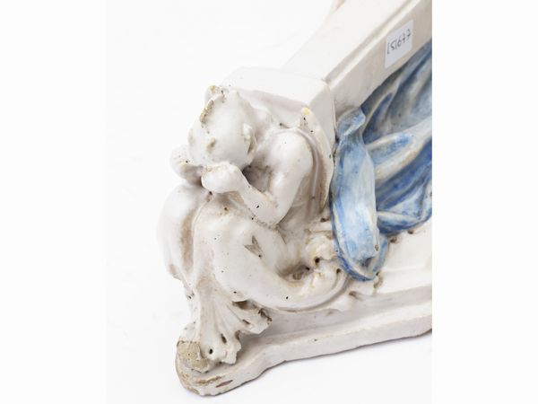 Placca decorativa in terracotta smalata  - Asta La casa classica. Stile intramontabile - Associazione Nazionale - Case d'Asta italiane