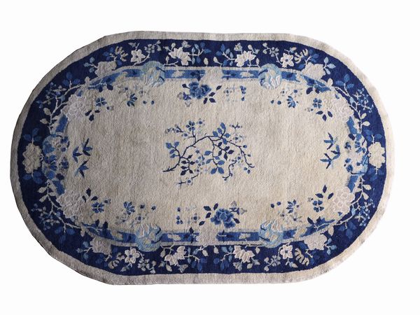 Piccolo tappeto Pechino di forma ovale  - Asta La casa classica. Stile intramontabile - Associazione Nazionale - Case d'Asta italiane