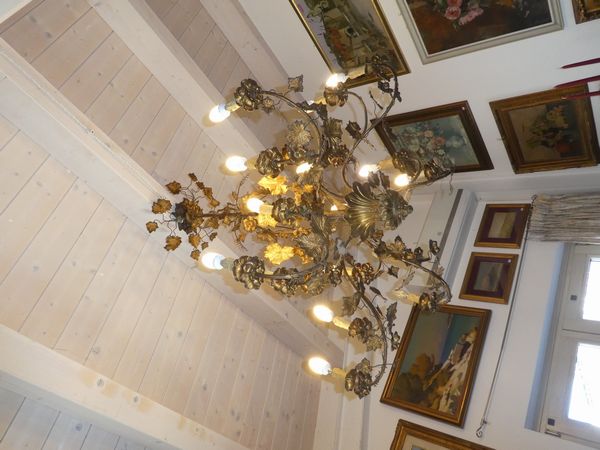Grande lampadario in tole dorata  - Asta La casa classica. Stile intramontabile - Associazione Nazionale - Case d'Asta italiane