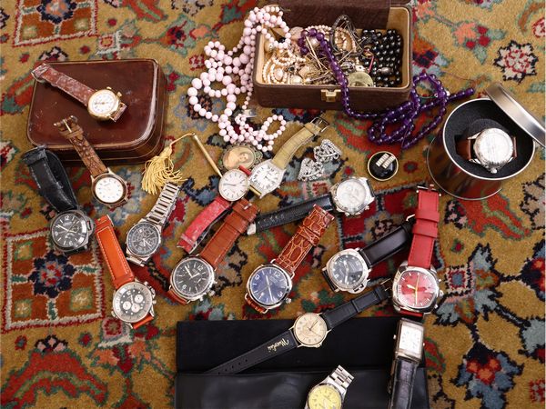 Assortimento di bigiotteria e orologi da polso  - Asta La casa classica. Stile intramontabile - Associazione Nazionale - Case d'Asta italiane