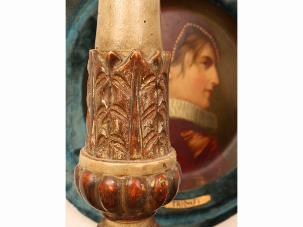 Torciera in legno intagliato, laccato e lumeggiato in oro  - Asta La casa classica. Stile intramontabile - Associazione Nazionale - Case d'Asta italiane