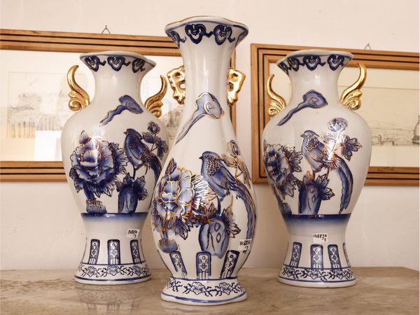 Trittico di vasi in ceramica  - Asta La casa classica. Stile intramontabile - Associazione Nazionale - Case d'Asta italiane