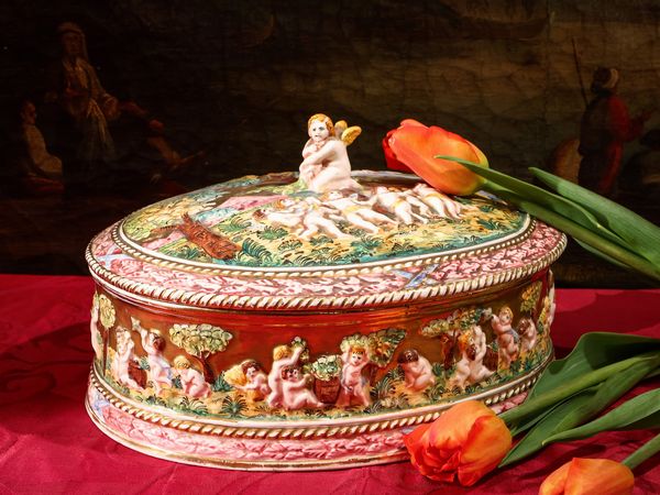 Grande scatola in ceramica  - Asta La casa classica. Stile intramontabile - Associazione Nazionale - Case d'Asta italiane