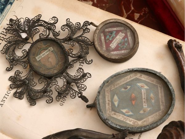 Lotto di curiosit� devozionali  - Asta La casa classica. Stile intramontabile - Associazione Nazionale - Case d'Asta italiane