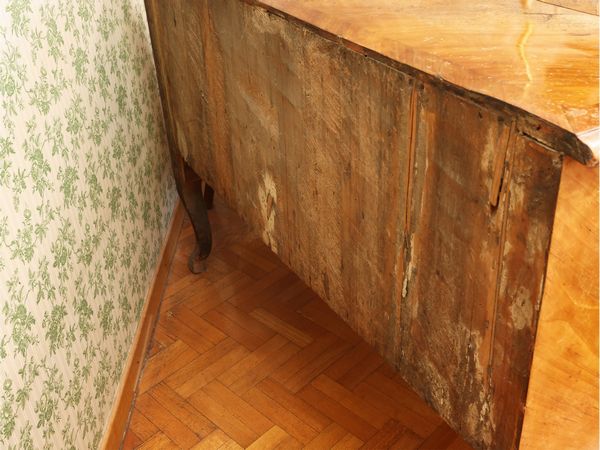 Cassettone impiallacciato ed intarsiato in ciliegio  - Asta La casa classica. Stile intramontabile - Associazione Nazionale - Case d'Asta italiane