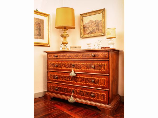 Cassettone impiallacciato in noce e radica di noce  - Asta La casa classica. Stile intramontabile - Associazione Nazionale - Case d'Asta italiane
