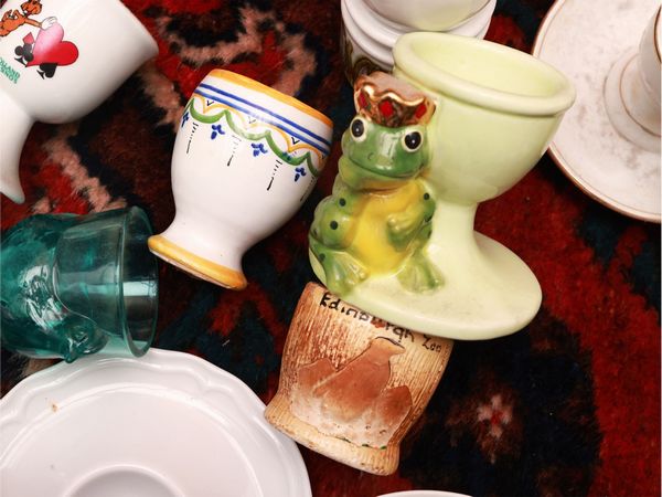Raccolta di portauovo in porcellana, ceramica e metallo  - Asta La casa classica. Stile intramontabile - Associazione Nazionale - Case d'Asta italiane