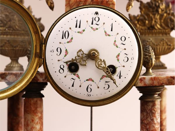 Finimento da camino in marmo e tole dorata  - Asta La casa classica. Stile intramontabile - Associazione Nazionale - Case d'Asta italiane