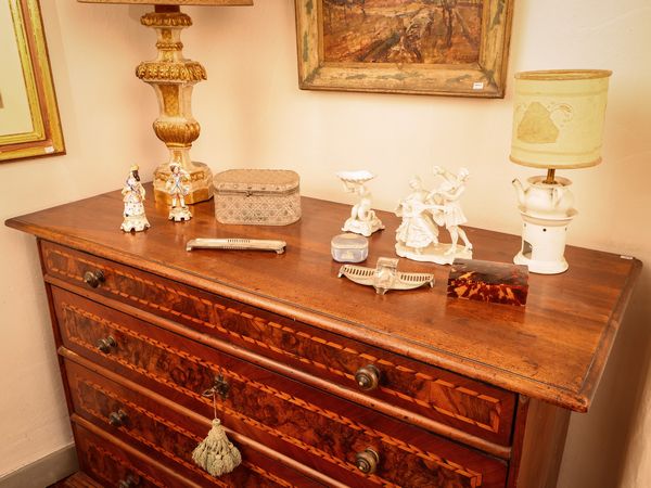 Cassettone impiallacciato in noce e radica di noce  - Asta La casa classica. Stile intramontabile - Associazione Nazionale - Case d'Asta italiane