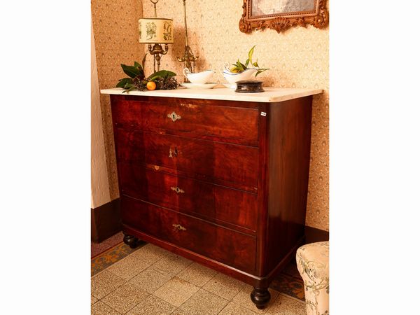 Cassettone impiallacciato in piuma di noce  - Asta La casa classica. Stile intramontabile - Associazione Nazionale - Case d'Asta italiane