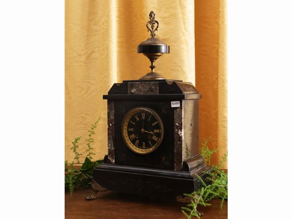 Orologio da camino in marmo nero del Belgio  - Asta La casa classica. Stile intramontabile - Associazione Nazionale - Case d'Asta italiane
