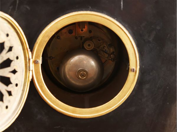 Orologio da camino in marmo nero del Belgio  - Asta La casa classica. Stile intramontabile - Associazione Nazionale - Case d'Asta italiane