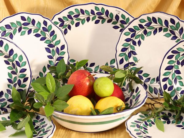 Servizio di piatti in terracotta smaltata, Deruta  - Asta La casa classica. Stile intramontabile - Associazione Nazionale - Case d'Asta italiane