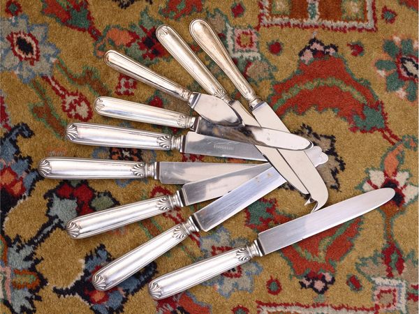 Set di coltelli con manici in argento  - Asta La casa classica. Stile intramontabile - Associazione Nazionale - Case d'Asta italiane