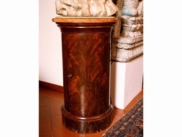Colonna porta sculture impiallacciata in piuma di mogano  - Asta La casa classica. Stile intramontabile - Associazione Nazionale - Case d'Asta italiane