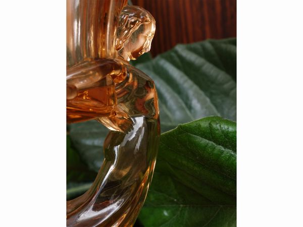 Vaso Art Dec� in vetro pressato color ambra  - Asta La casa classica. Stile intramontabile - Associazione Nazionale - Case d'Asta italiane