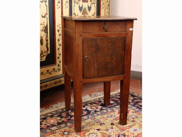 Comodino campagnolo in ciliegio ed altre essenze  - Asta La casa classica. Stile intramontabile - Associazione Nazionale - Case d'Asta italiane