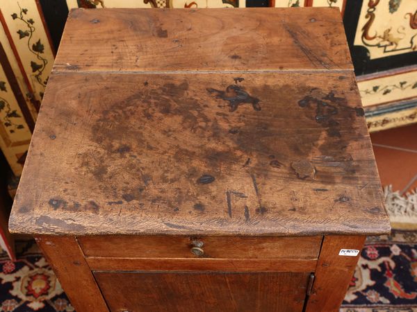 Comodino campagnolo in ciliegio ed altre essenze  - Asta La casa classica. Stile intramontabile - Associazione Nazionale - Case d'Asta italiane