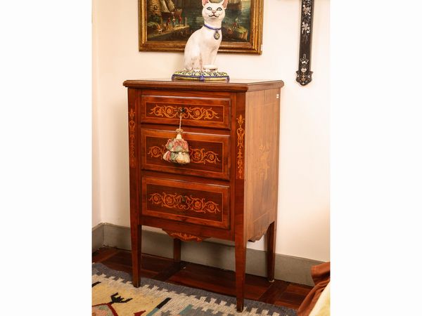 Comodino in noce  - Asta La casa classica. Stile intramontabile - Associazione Nazionale - Case d'Asta italiane