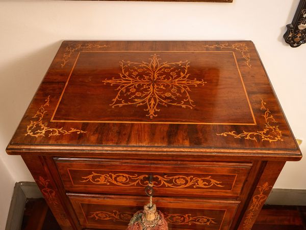 Comodino in noce  - Asta La casa classica. Stile intramontabile - Associazione Nazionale - Case d'Asta italiane