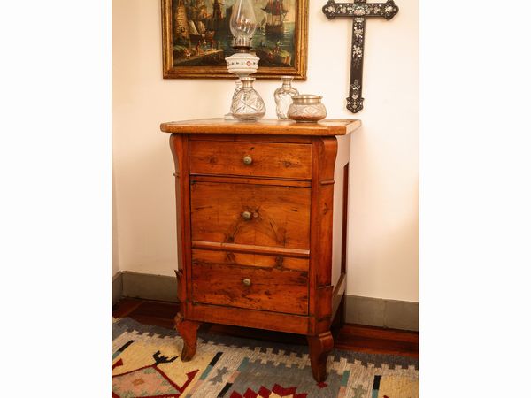 Comodino rustico in ciliegio  - Asta La casa classica. Stile intramontabile - Associazione Nazionale - Case d'Asta italiane