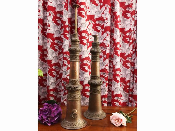 Coppia di trombe cerimoniali Radong Dungchen in rame e metallo  - Asta La casa classica. Stile intramontabile - Associazione Nazionale - Case d'Asta italiane