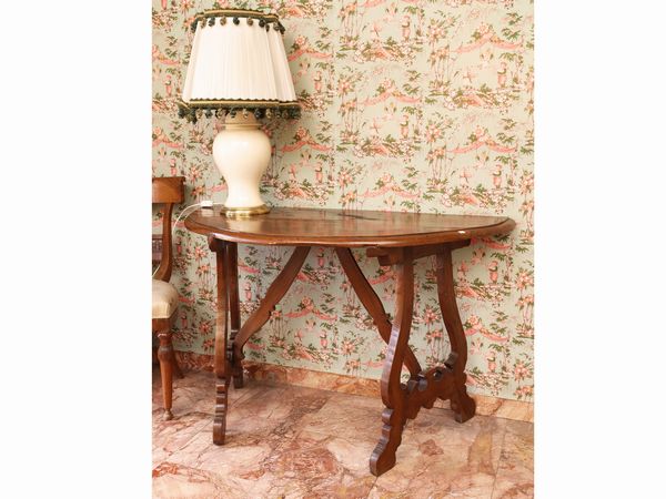 Coppia di mezzi tavoli a luna  - Asta La casa classica. Stile intramontabile - Associazione Nazionale - Case d'Asta italiane