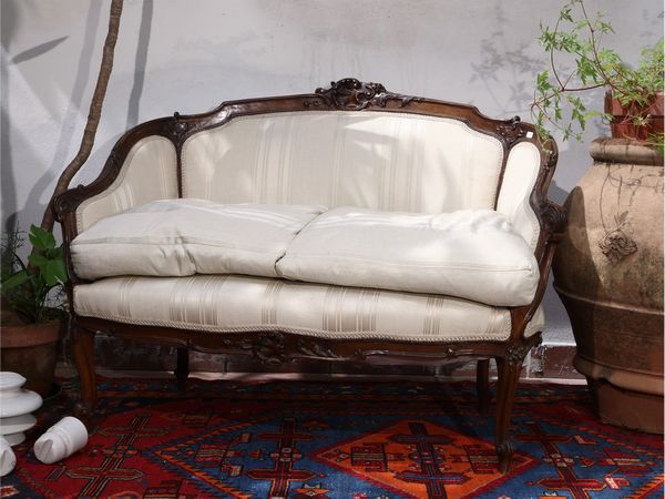 Divanetto a pozzetto in noce  - Asta La casa classica. Stile intramontabile - Associazione Nazionale - Case d'Asta italiane