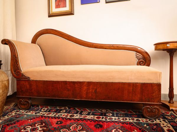 Divanetto meridienne in noce  - Asta La casa classica. Stile intramontabile - Associazione Nazionale - Case d'Asta italiane