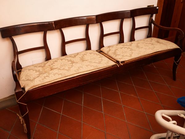 Divano a panca in noce  - Asta La casa classica. Stile intramontabile - Associazione Nazionale - Case d'Asta italiane