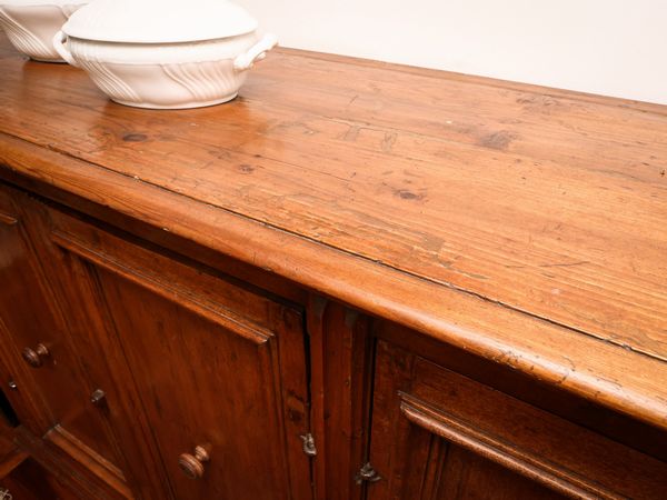 Grande credenza in legno tenero biondo  - Asta La casa classica. Stile intramontabile - Associazione Nazionale - Case d'Asta italiane