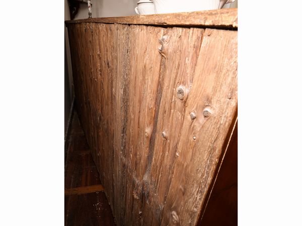 Grande credenza in legno tenero biondo  - Asta La casa classica. Stile intramontabile - Associazione Nazionale - Case d'Asta italiane