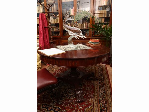 Grande tavolo da pranzo impiallacciato in mogano e piuma di mogano  - Asta La casa classica. Stile intramontabile - Associazione Nazionale - Case d'Asta italiane