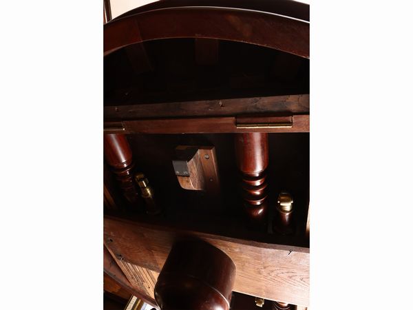 Grande tavolo da pranzo impiallacciato in mogano e piuma di mogano  - Asta La casa classica. Stile intramontabile - Associazione Nazionale - Case d'Asta italiane