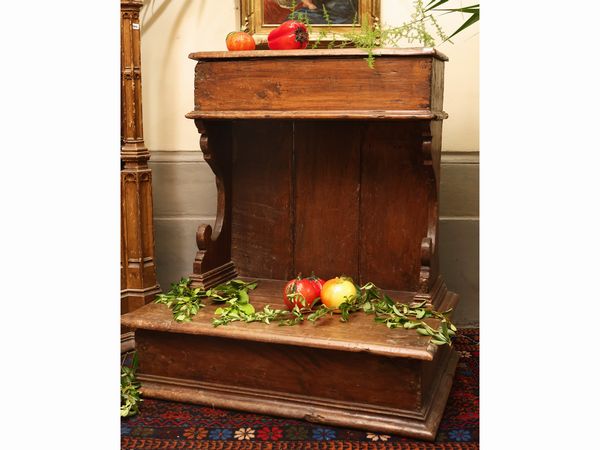 Inginocchiatoio rustico in noce ed altre essenze  - Asta La casa classica. Stile intramontabile - Associazione Nazionale - Case d'Asta italiane