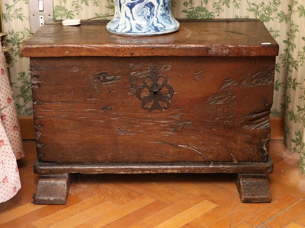 Piccola cassapanca rustica in legno di castagno  - Asta La casa classica. Stile intramontabile - Associazione Nazionale - Case d'Asta italiane