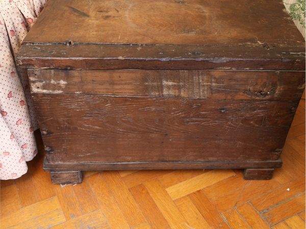 Piccola cassapanca rustica in legno di castagno  - Asta La casa classica. Stile intramontabile - Associazione Nazionale - Case d'Asta italiane