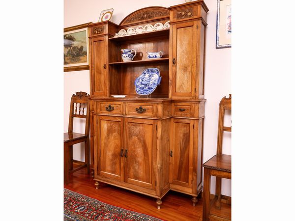 Piccola credenza a due corpi impiallacciata in piuma di noce  - Asta La casa classica. Stile intramontabile - Associazione Nazionale - Case d'Asta italiane