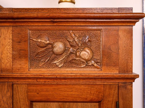 Piccola credenza a due corpi impiallacciata in piuma di noce  - Asta La casa classica. Stile intramontabile - Associazione Nazionale - Case d'Asta italiane