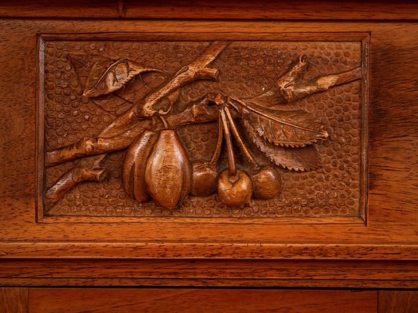 Piccola credenza a due corpi impiallacciata in piuma di noce  - Asta La casa classica. Stile intramontabile - Associazione Nazionale - Case d'Asta italiane
