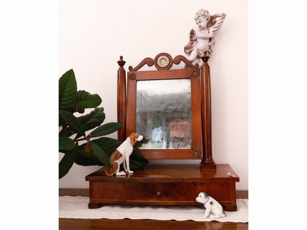 Piccola specchiera a bilico impiallacciata in noce e piuma di noce  - Asta La casa classica. Stile intramontabile - Associazione Nazionale - Case d'Asta italiane