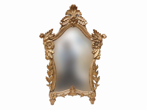 Piccola specchiera con cornice in legno intagliato e dorato  - Asta La casa classica. Stile intramontabile - Associazione Nazionale - Case d'Asta italiane