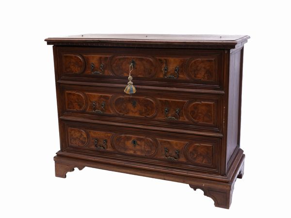 Piccolo cassettone scrittoio in noce  - Asta La casa classica. Stile intramontabile - Associazione Nazionale - Case d'Asta italiane