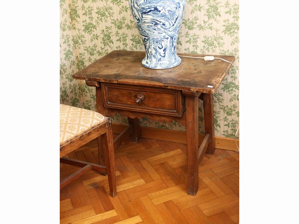 Piccolo tavolino rustico a bischetto  - Asta La casa classica. Stile intramontabile - Associazione Nazionale - Case d'Asta italiane
