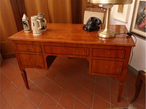 Scrivania da centro impiallacciata in ciliegio  - Asta La casa classica. Stile intramontabile - Associazione Nazionale - Case d'Asta italiane