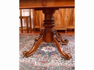 Tavolo da pranzo allungabile in noce  - Asta La casa classica. Stile intramontabile - Associazione Nazionale - Case d'Asta italiane